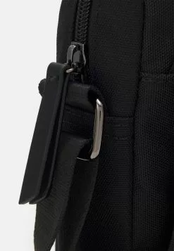 Pier One UNISEX - Umhängetasche - Black -Pier One Geschäft 6015a635267a4538aeda73eaf2b65393